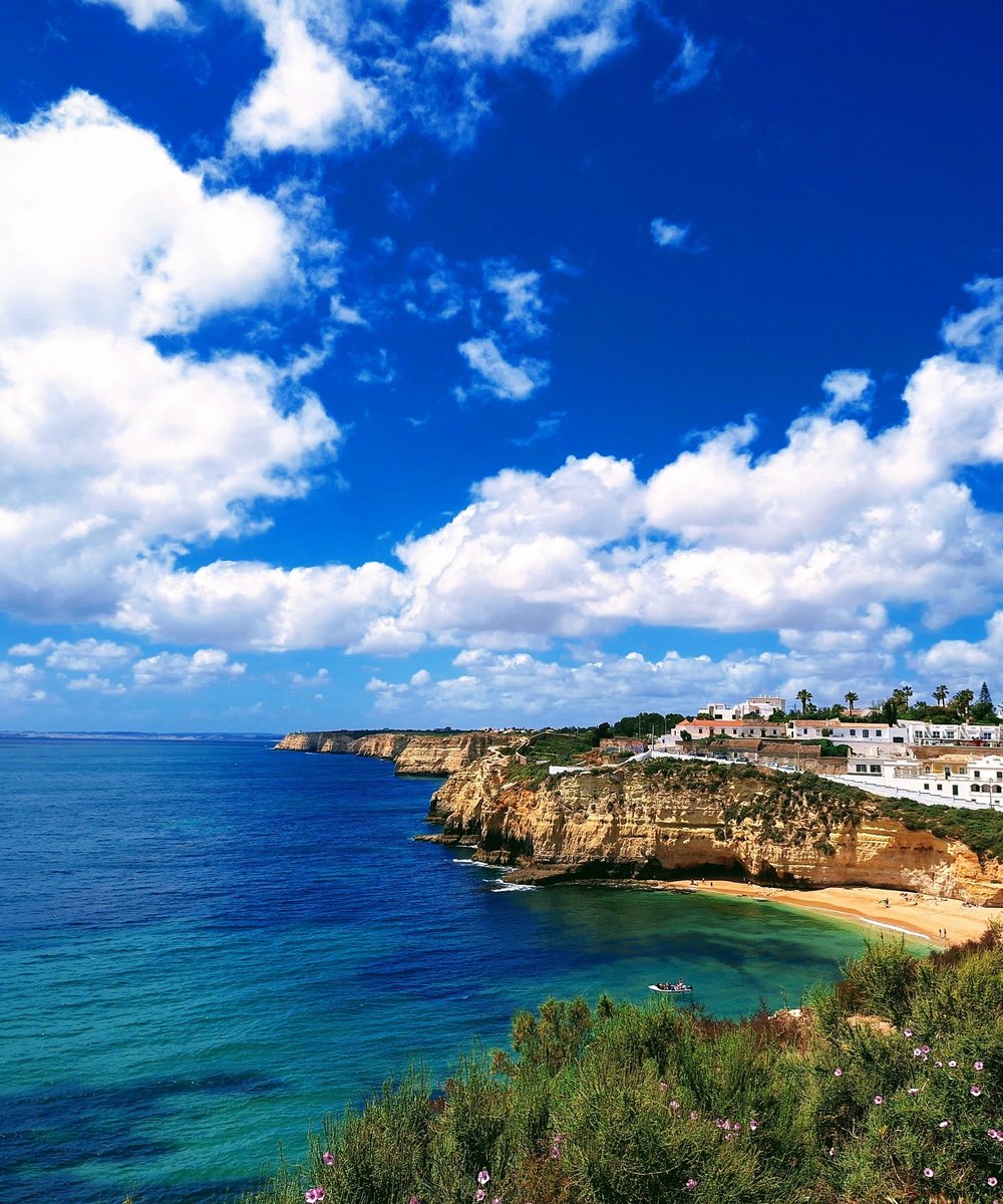 Uitzicht over de baai en rotskust bij Carvoeiro