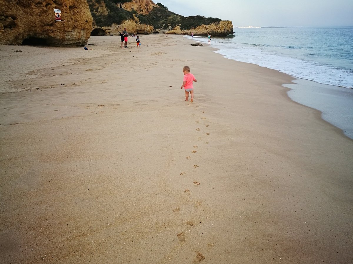 Mats loopt over een rustig strand bij Albufeira
