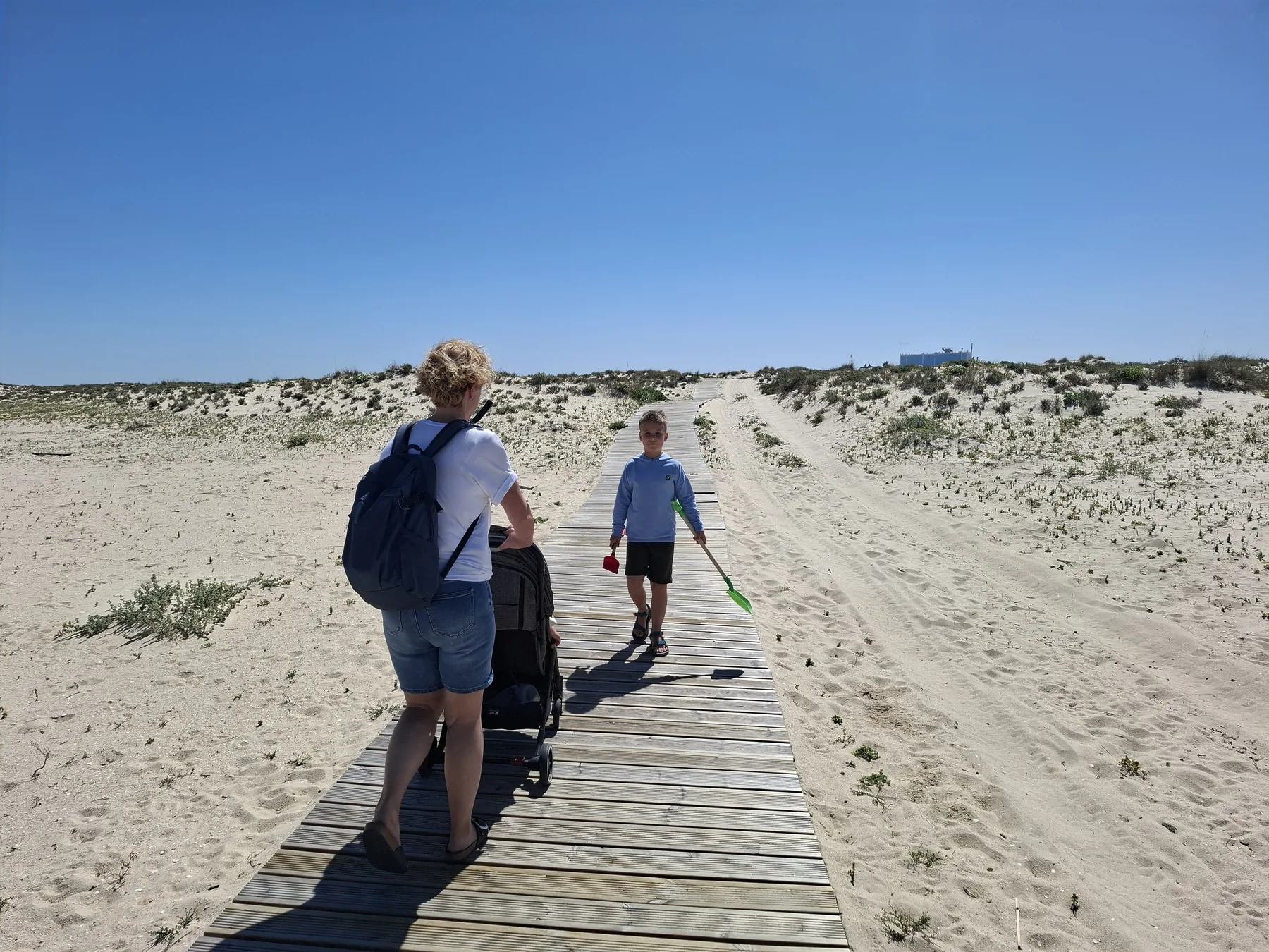 Marieke, Mats en Maud op het duinpad naar het strand van Armona
