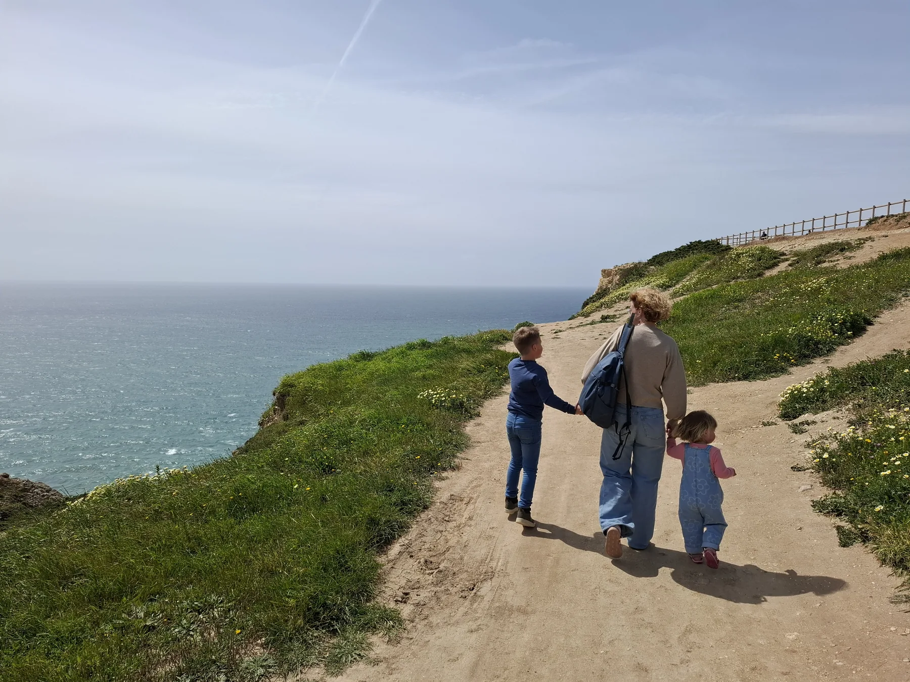 Marieke wandelt met Mats en Maud langs de Portugese kust